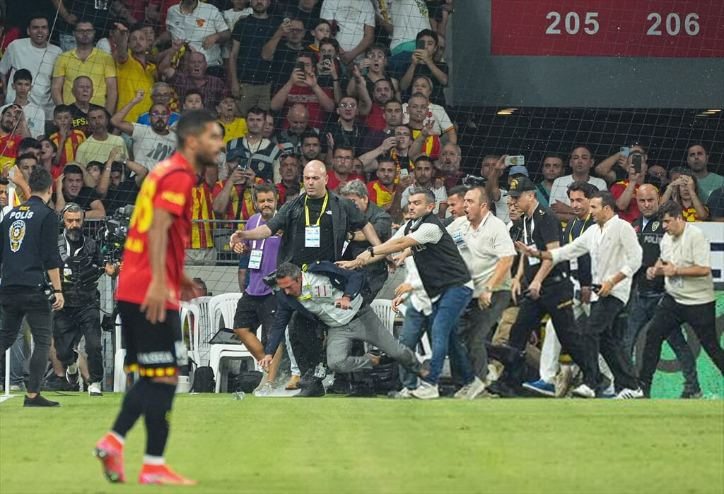 Erman Toroğlu'ndan saldırıya uğrayan Ali Ko&ccedil;'a sert s&ouml;zler! "Senin orada ne işin var? - 6. Resim