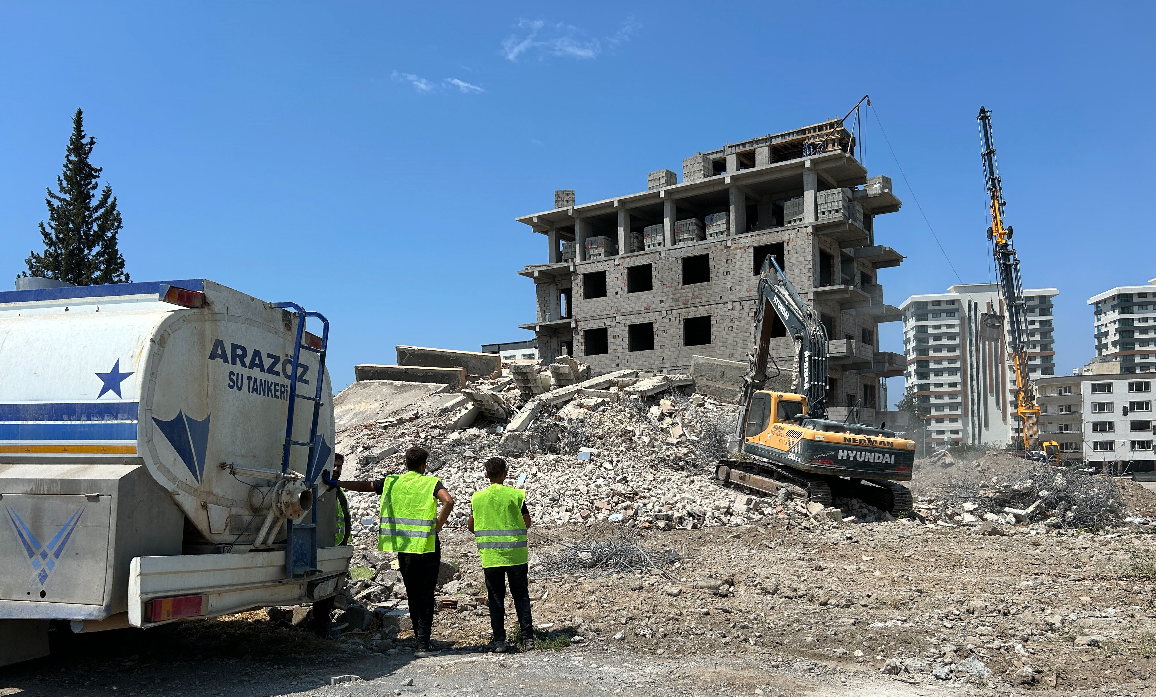 Hatay İskenderun'da kontrollü olarak yıkılan 4 katlı bina paniğe neden oldu! O anlar kamerada - 1. Resim
