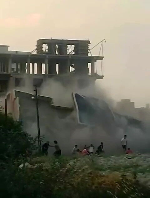 Hatay İskenderun'da kontrollü olarak yıkılan 4 katlı bina paniğe neden oldu! O anlar kamerada - 2. Resim