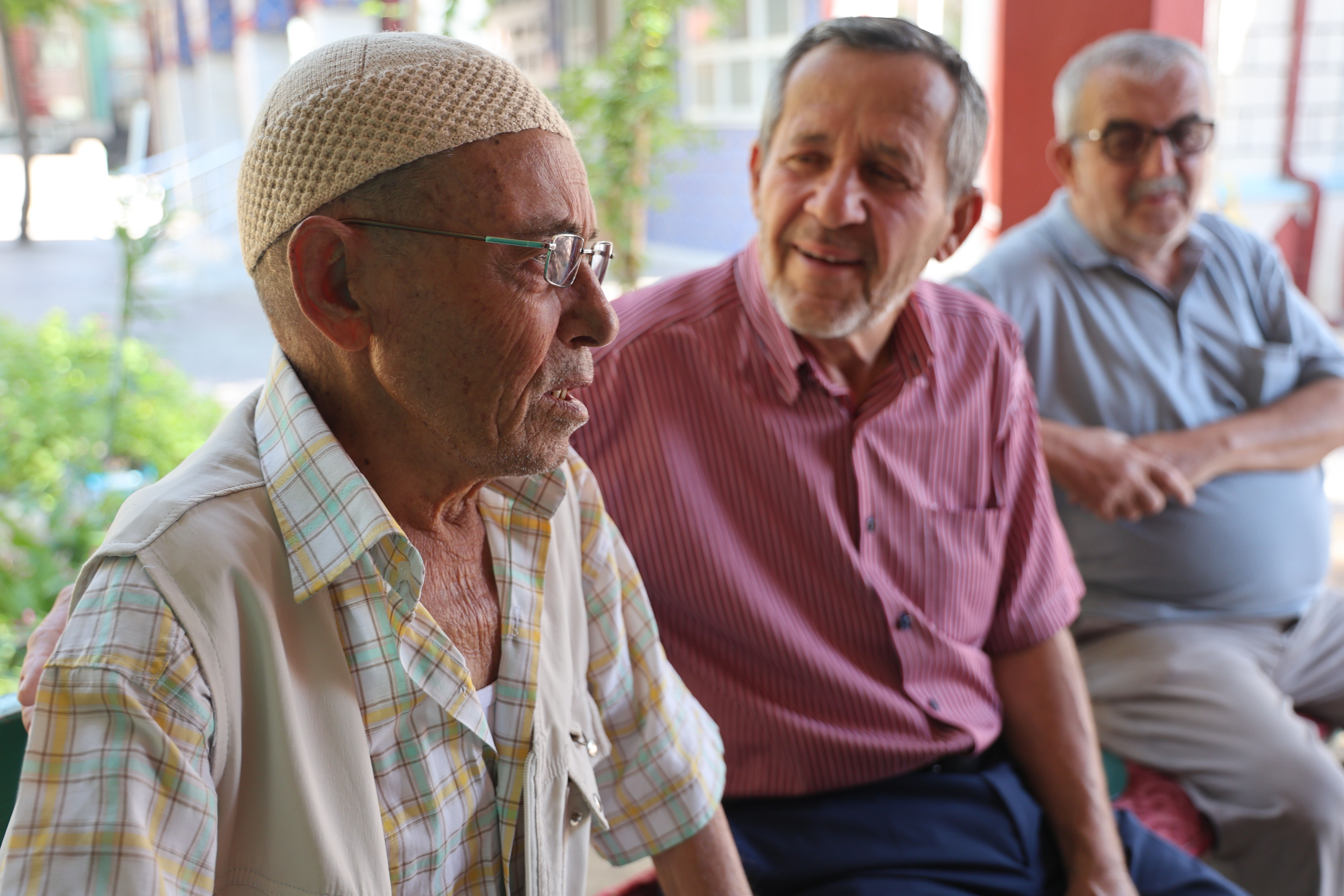Konya'da 86 yaşındaki Mehmet Amca her gün protez bacağını takıp platin koluyla cami temizliyor - 1. Resim