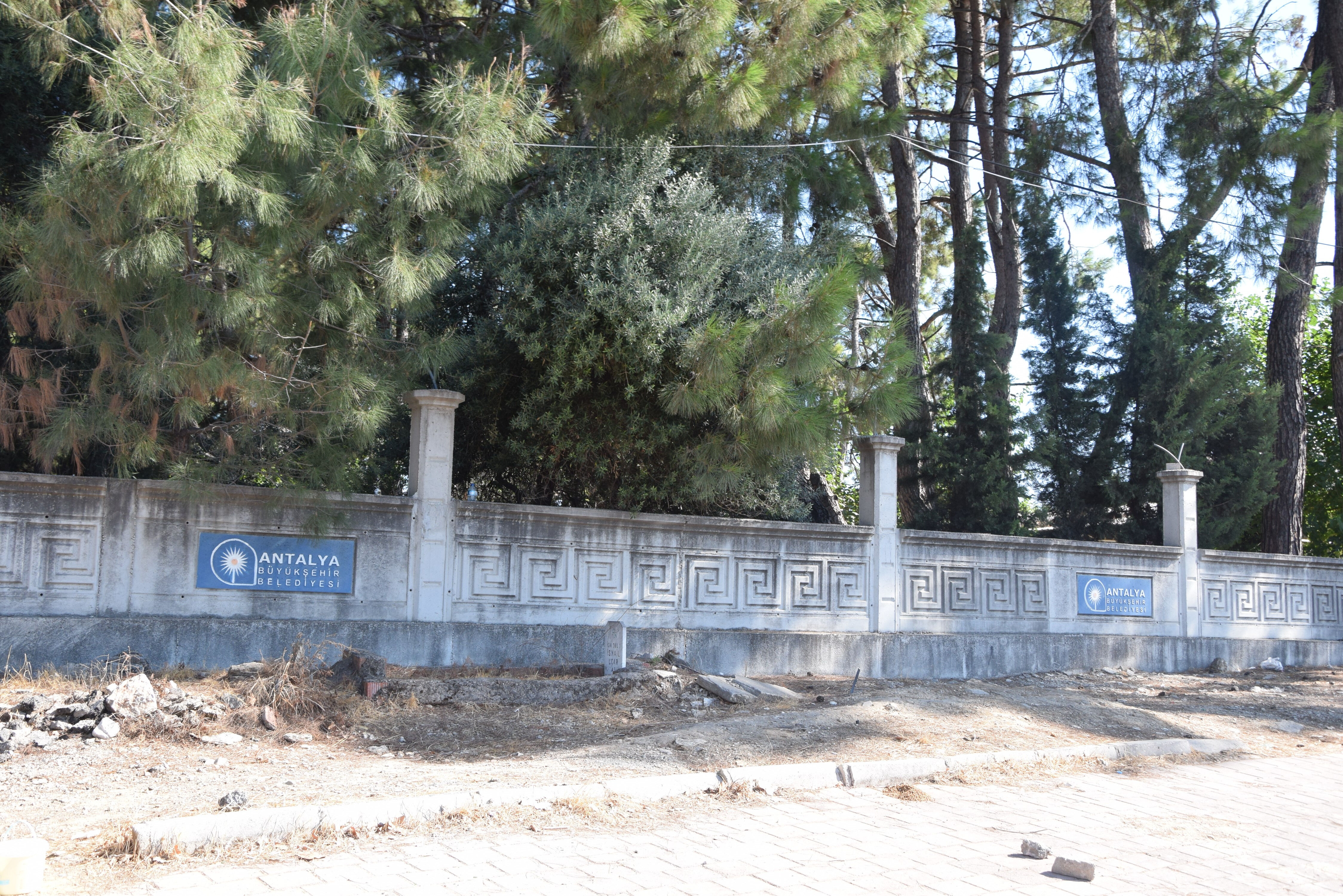 Küçük İsmail'in mezarını duvar dışına aldılar: Mahalleli sahipsiz mezar için harekete geçti - 1. Resim