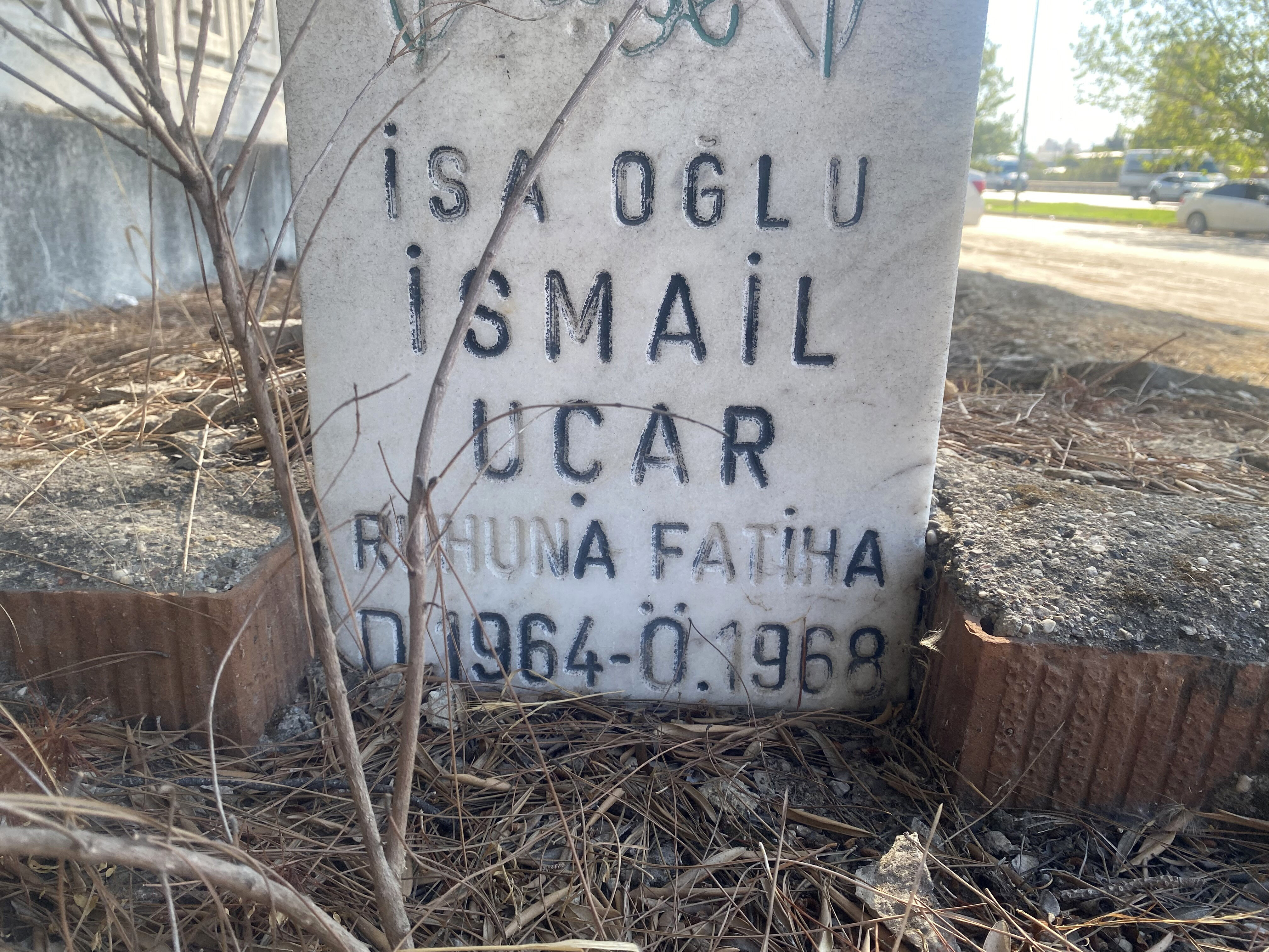 Küçük İsmail'in mezarını duvar dışına aldılar: Mahalleli sahipsiz mezar için harekete geçti - 2. Resim