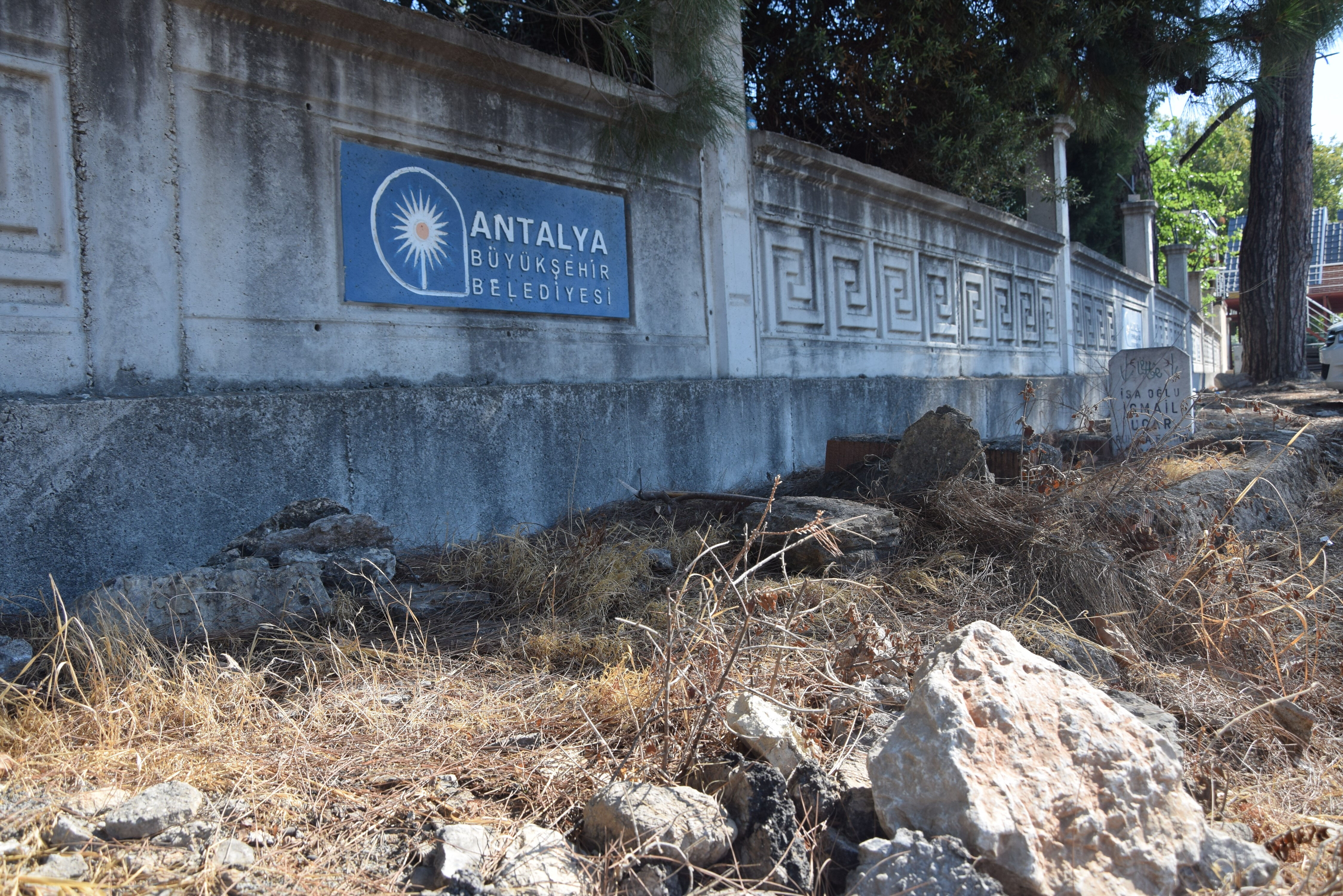 Küçük İsmail'in mezarını duvar dışına aldılar: Mahalleli sahipsiz mezar için harekete geçti - 6. Resim