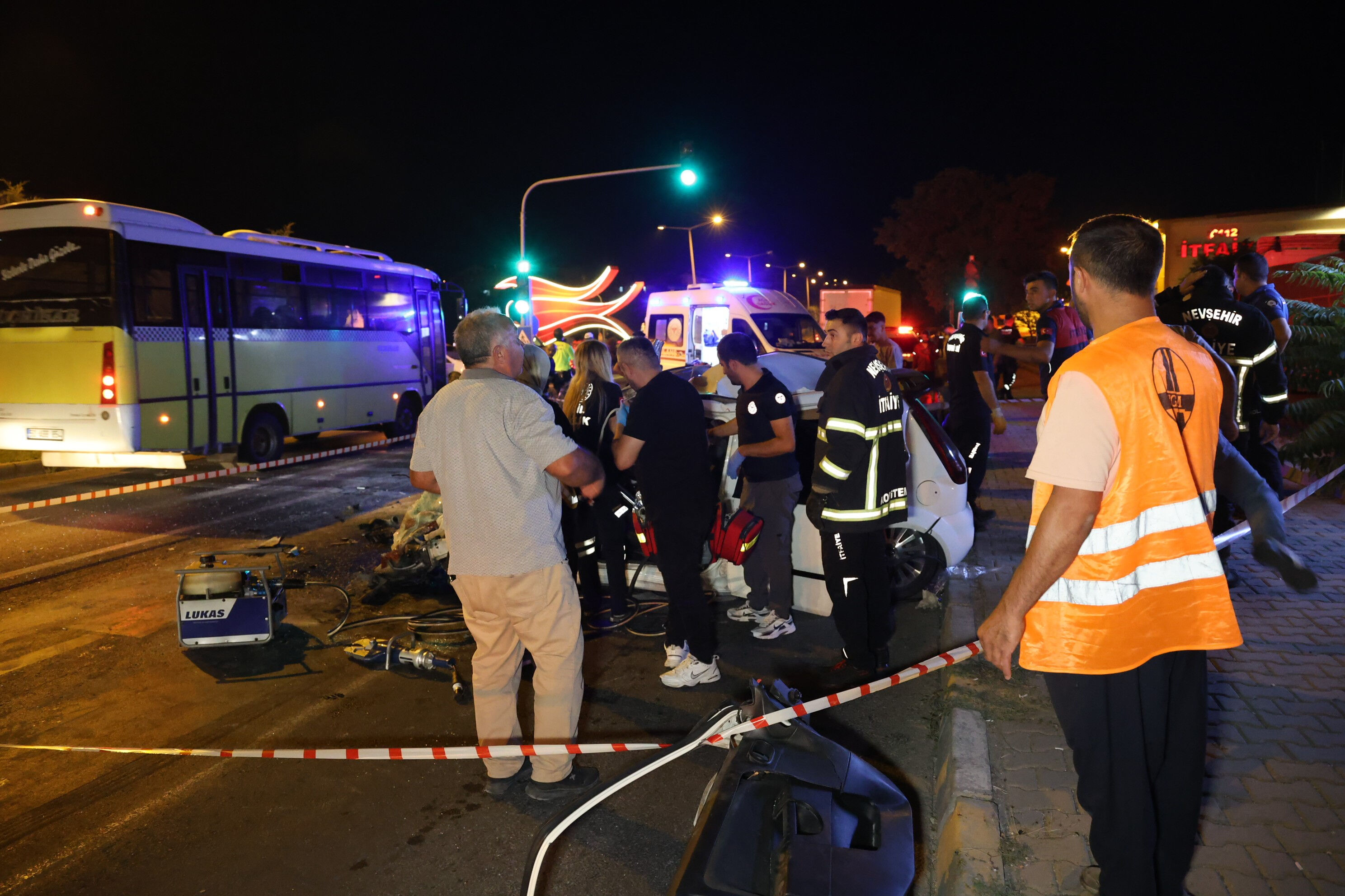 Nevşehir'de korkunç kaza! Otomobil tıra arkadan çarptı: Ölü ve yaralılar var - 1. Resim