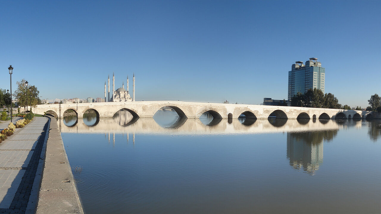 Tarihi köprüye yazı yazanlara 1.5 milyon TL ceza! Floransa’da turistler neye uğradığını şaşırdı - 2. Resim