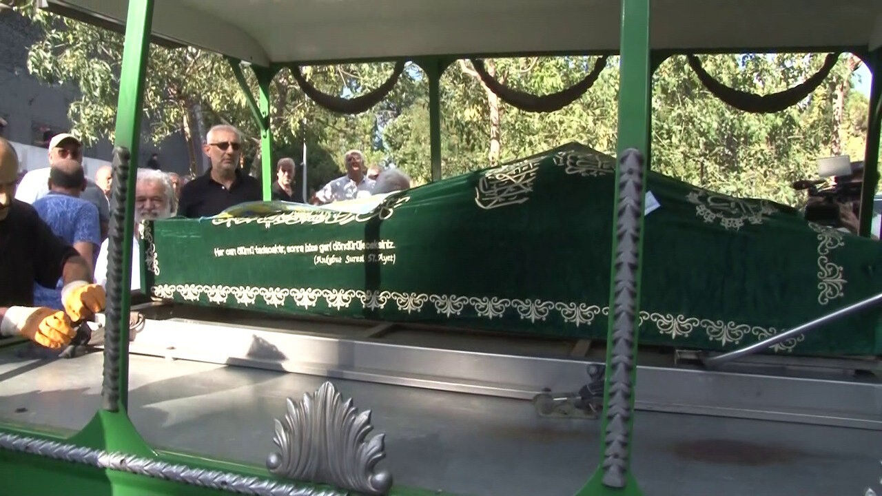 Tuncay Akça'nın cenazesine katılan oyuncu gözyaşlarına boğuldu - 1. Resim