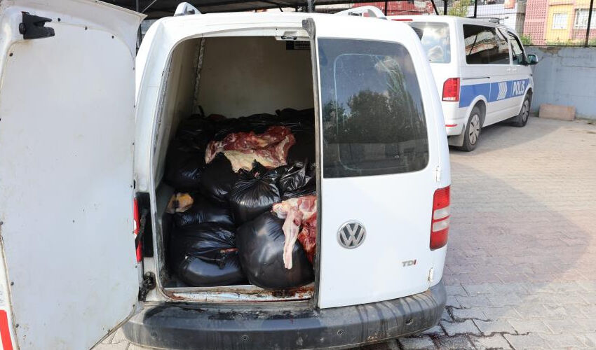 Adana’da 1.5 ton at ve eşek eti ele geçirildi! Yakalanan şahsın savunması hayrete düşürdü Adana’da 1.5 ton at ve eşek eti ele geçirildi! Yakalanan şahsın savunması hayrete düşürdü - 1. Resim