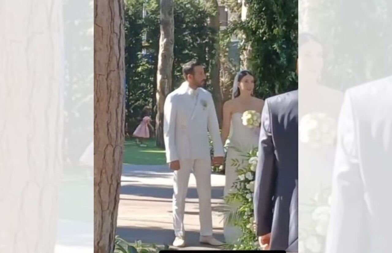 Beril Pozam ile Ersin Arıcı evlendi! İşte düğünden ilk kareler Beril Pozam ile Ersin Arıcı evlendi! İşte düğünden ilk kareler - 4. Resim