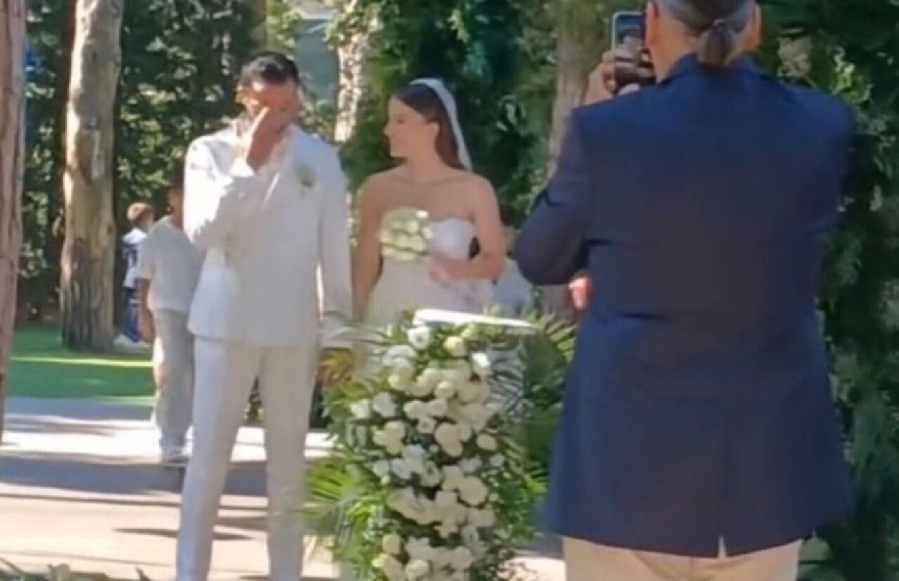 Beril Pozam ile Ersin Arıcı evlendi! İşte düğünden ilk kareler Beril Pozam ile Ersin Arıcı evlendi! İşte düğünden ilk kareler - 3. Resim