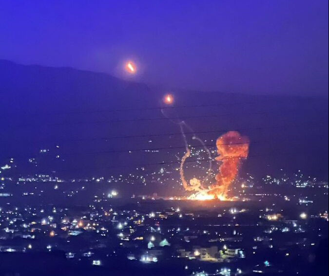 Lübnan'a gece yarısı bombalar yağdı, Hizbullah'a ait silah deposu havaya uçtu - 1. Resim