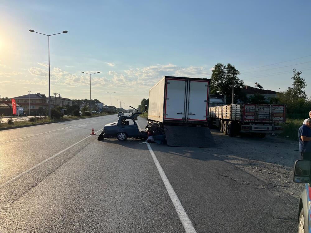 Kamyona çarpan Tofaş hurdaya döndü, ölü ve yaralılar var - 2. Resim