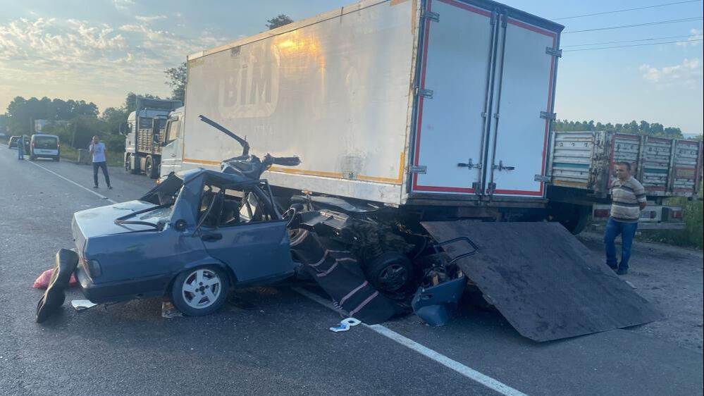 Kamyona çarpan Tofaş hurdaya döndü, ölü ve yaralılar var - 1. Resim