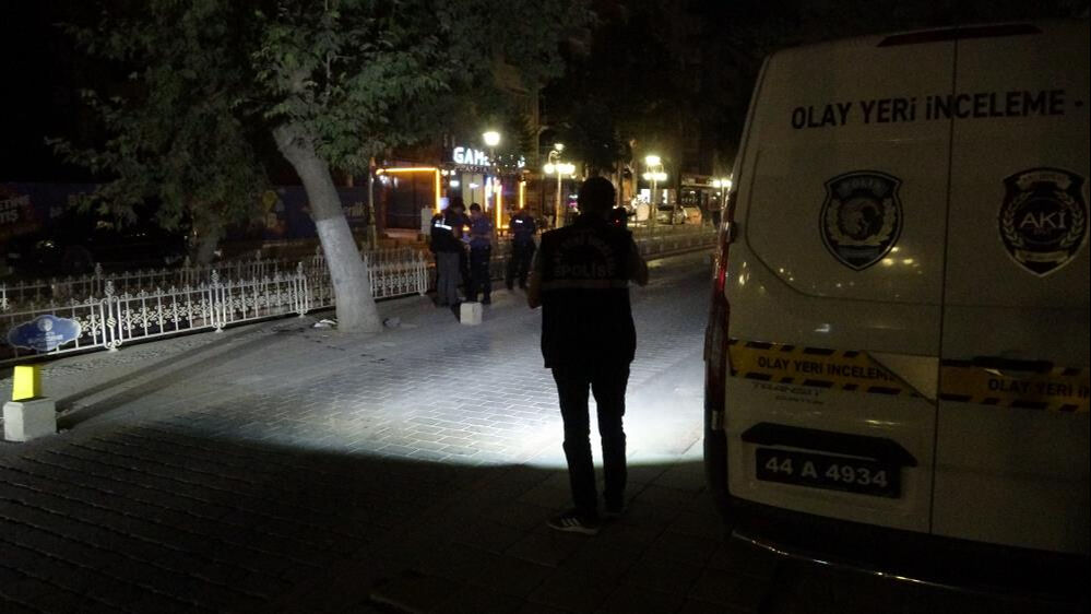 Malatya'da kaldırımda yürüyen bir adam silahlı saldırıya uğradı - 3. Resim