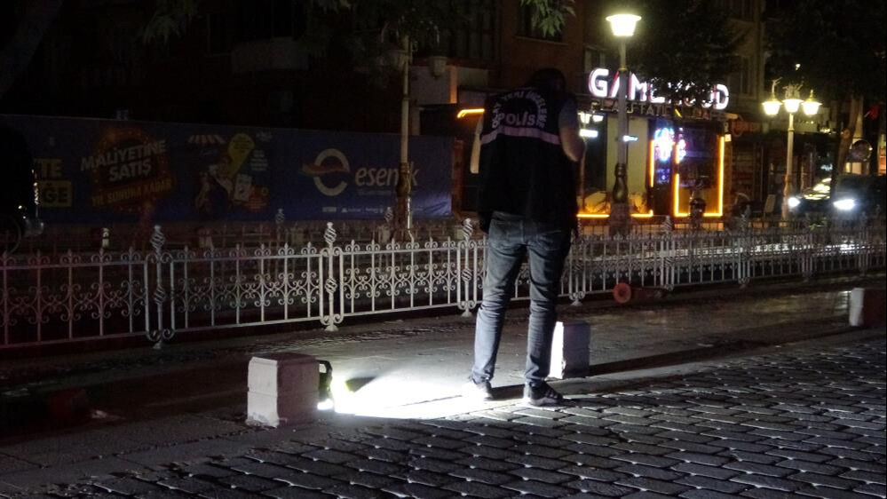 Malatya'da kaldırımda yürüyen bir adam silahlı saldırıya uğradı - 1. Resim