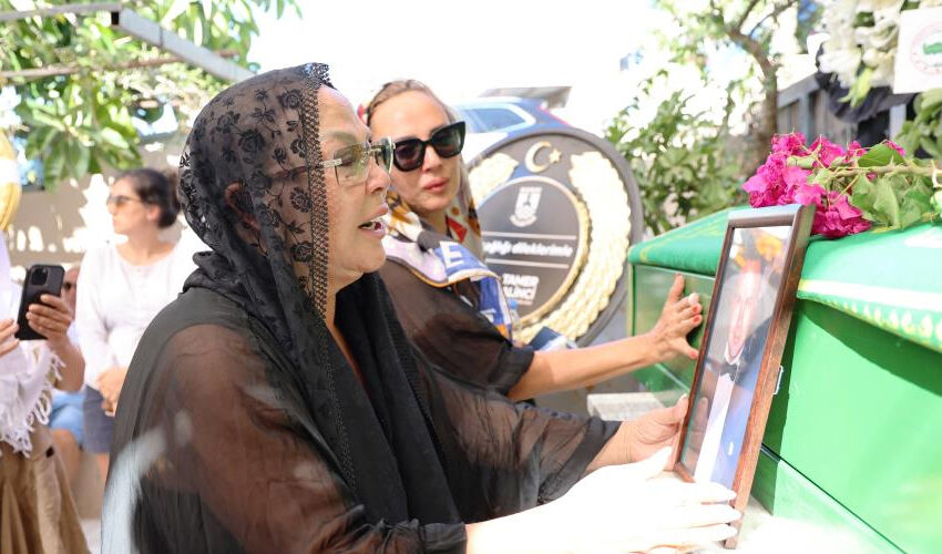 Oğlunu kaybeden Safiye Soyman sahneye çıktığı için linç edildi! Armağan Çağlayan’dan destek gecikmedi Oğlunu kaybeden Safiye Soyman sahneye çıktığı için linç edildi! Armağan Çağlayan’dan destek gecikmedi - 3. Resim