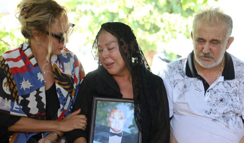 Oğlunu kaybeden Safiye Soyman sahneye çıktığı için linç edildi! Armağan Çağlayan’dan destek gecikmedi Oğlunu kaybeden Safiye Soyman sahneye çıktığı için linç edildi! Armağan Çağlayan’dan destek gecikmedi - 1. Resim