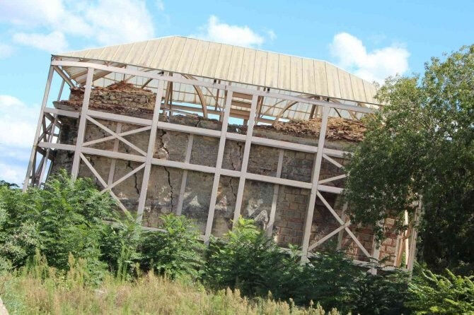 Orhan Gazi imareti tuğla yığını oldu! Osmanlı yadigarı Bilecik'te otoparkta çürümeye terkedildi - 1. Resim