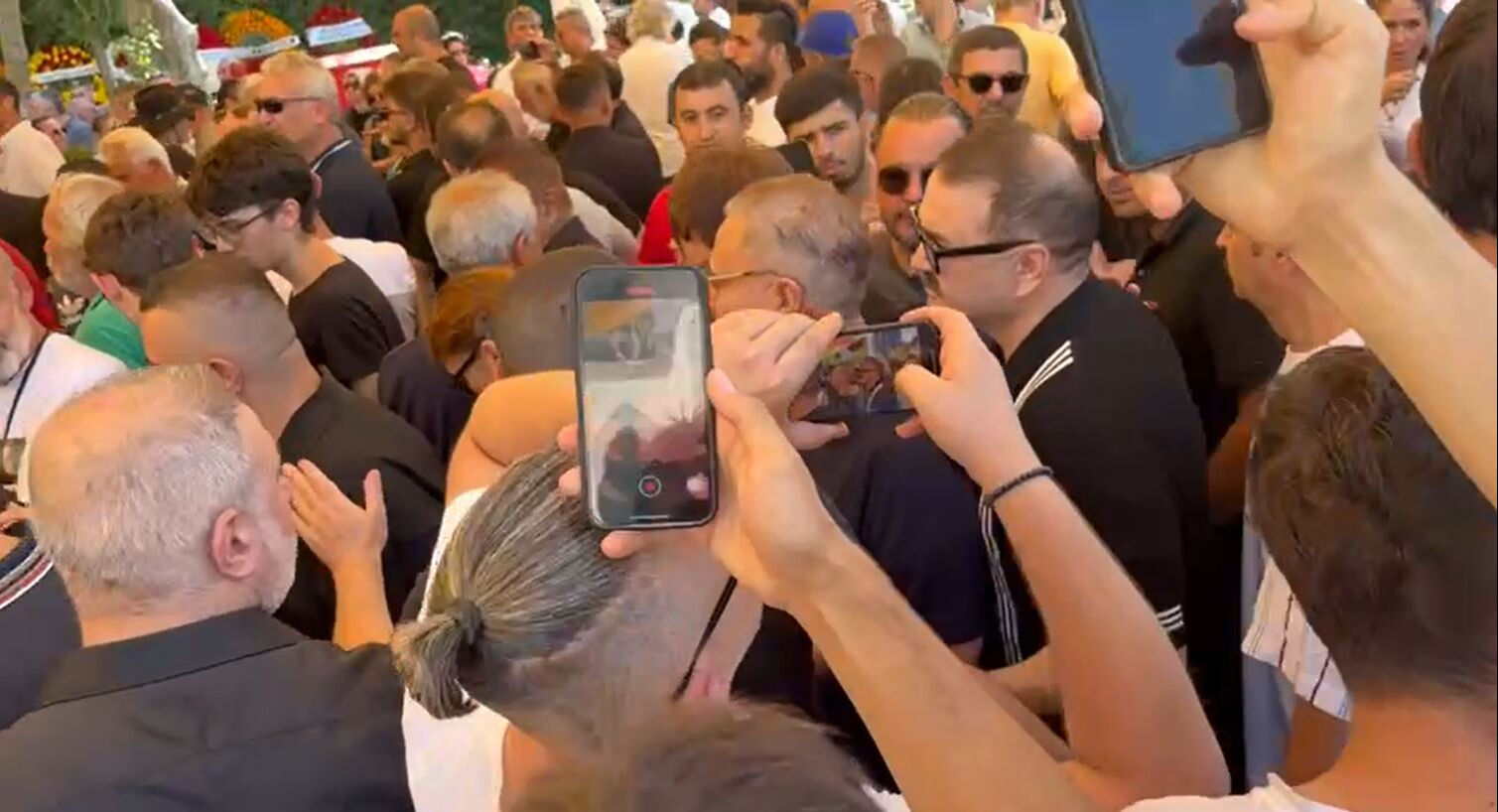 Şafak Sezer cenazede yaşananlara isyan etti! - 3. Resim