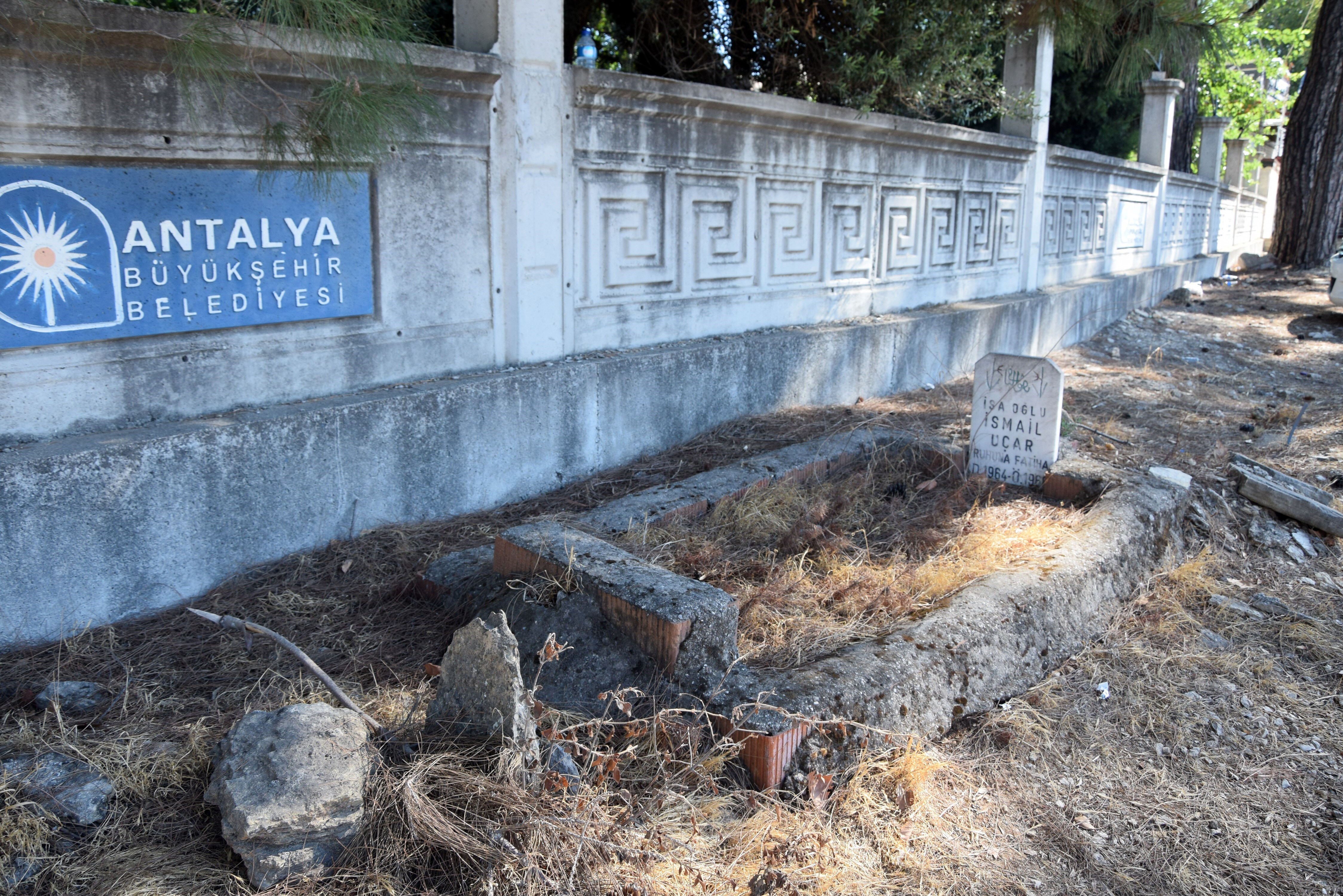 Sahipsiz çocuk mezarının yakınları bulundu! Antalya'daki gizemin altından göz yaşartan dram çıktı - 1. Resim