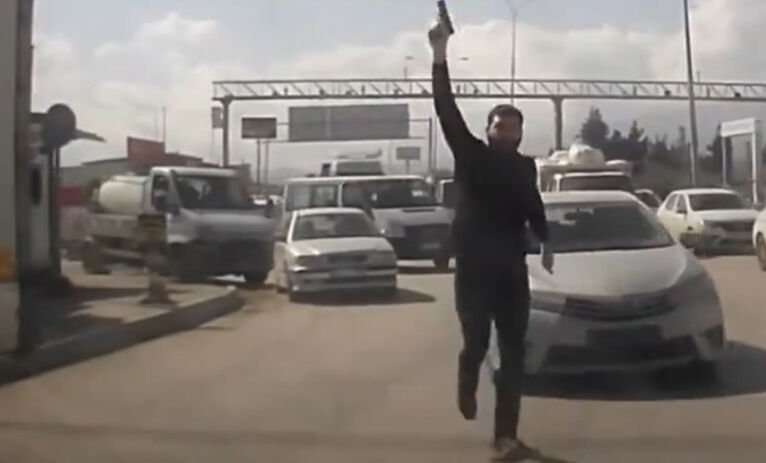 Sivil polis kendisine yol vermeyen sürücüyü silah çekip durdurdu - 1. Resim