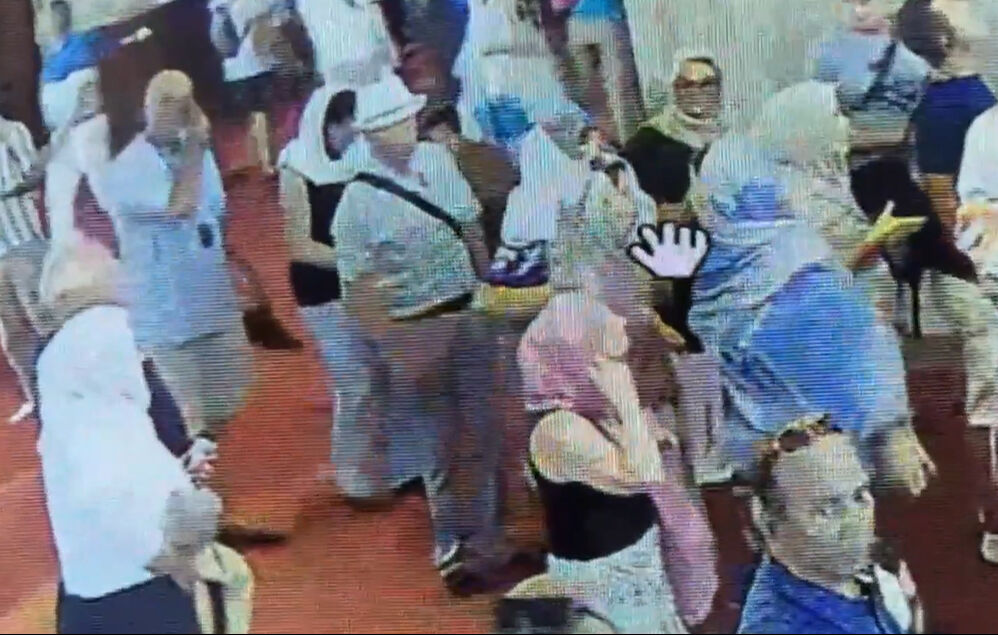 Sultanahmet Camii'nde filmleri aratmayan hırsızlık! Yabancı turistler hayatlarının şokunu yaşadı - 3. Resim