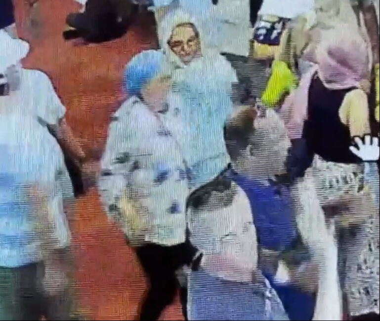 Sultanahmet Camii'nde filmleri aratmayan hırsızlık! Yabancı turistler hayatlarının şokunu yaşadı - 4. Resim