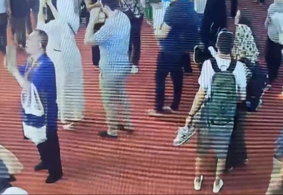 Sultanahmet Camii'nde filmleri aratmayan hırsızlık! Yabancı turistler hayatlarının şokunu yaşadı - 1. Resim