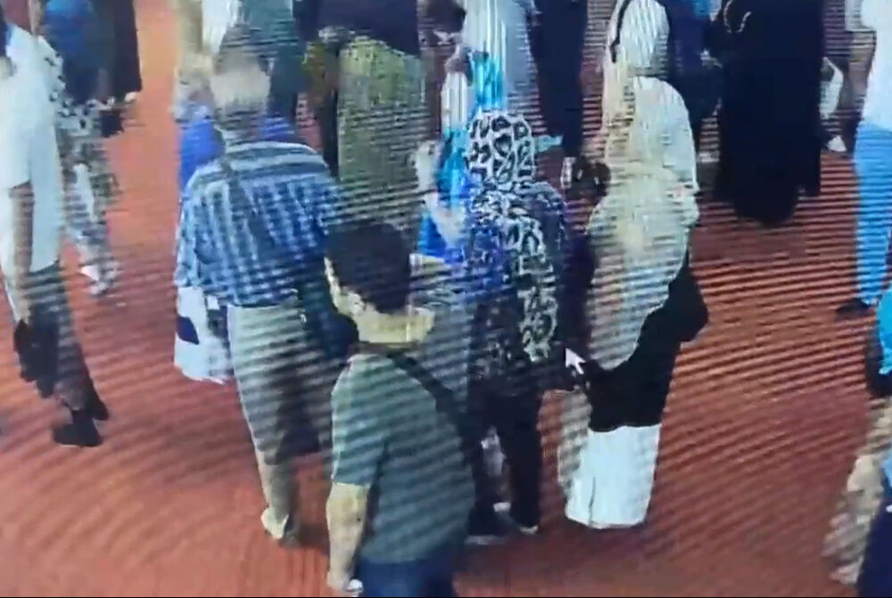 Sultanahmet Camii'nde filmleri aratmayan hırsızlık! Yabancı turistler hayatlarının şokunu yaşadı - 2. Resim