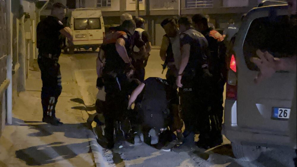 Eskişehir'de olaylı gece! Önce bekçiyi vurdu sonra polisle çatıştı... Eskişehir'de olaylı gece! Önce bekçiyi vurdu sonra polisle çatıştı... - 7. Resim