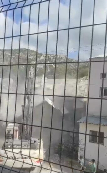 Hatay'da ağır hasarlı binayı yıkan kepçe operatörü ölümden döndü! O anlar herkesi şoke etti - 1. Resim