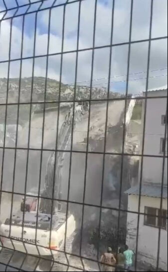 Hatay'da ağır hasarlı binayı yıkan kepçe operatörü ölümden döndü! O anlar herkesi şoke etti - 2. Resim