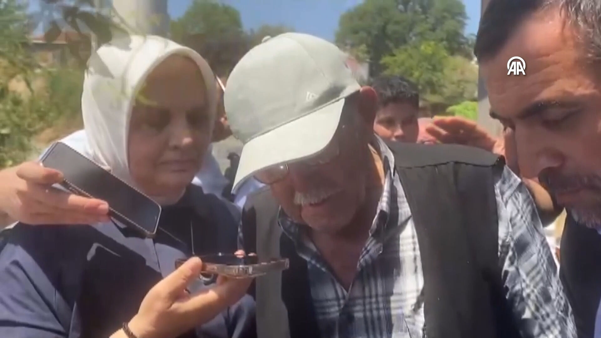 İzmir kâbusu yaşamıştı... Cumhurbaşkanı Erdoğan yangından etkilenen vatandaşlarla konuştu - 1. Resim