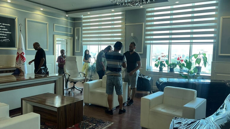 CHP'li belediyeye haciz! Başkanın odasında ne var ne yok topladılar - 1. Resim