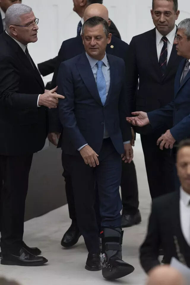 Özgür Özel ayağını nasıl kırdı? İlk kez konuştu, detayları anlattı - 1. Resim