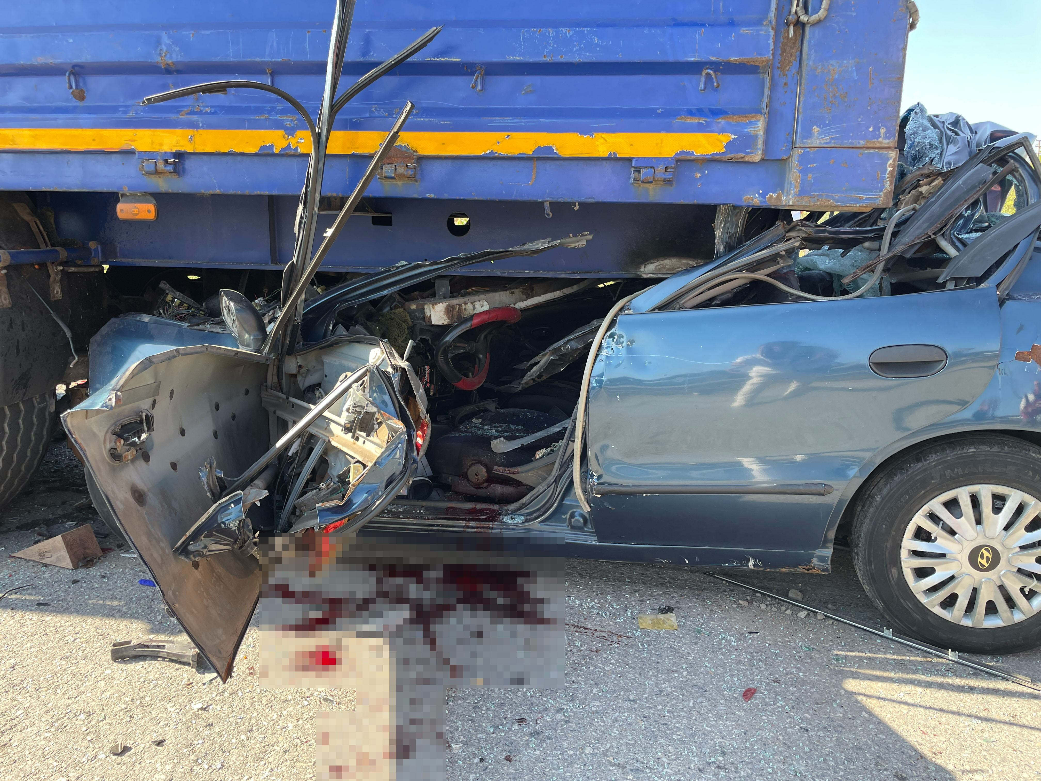 Sakarya'da feci kaza! Otomobil tıra saplandı - 1. Resim