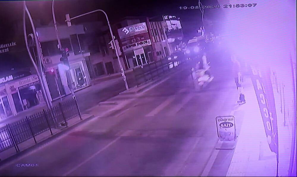 Sakarya'da kırmızı ışıkta yola çıkan yaya, motosiklet çarpmasıyla ölümden döndü Sakarya'da kırmızı ışıkta yola çıkan yaya, motosiklet çarpmasıyla ölümden döndü - 1. Resim