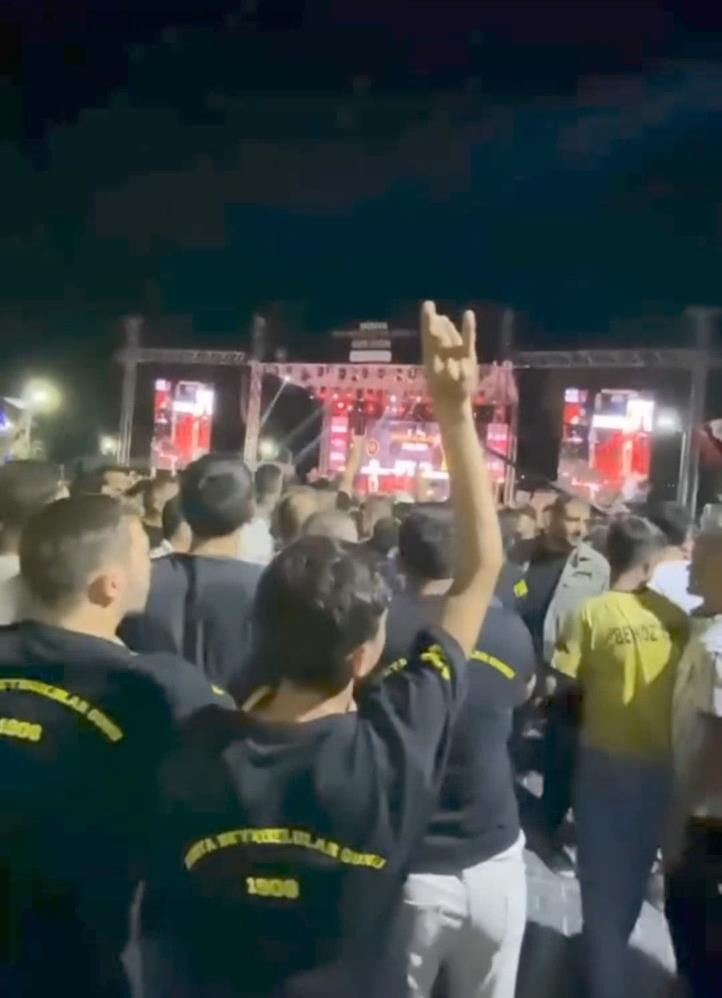 Şarkıcı Suavi'ye protesto şoku! Bozkurt işareti ile sahneye yürüdüler... Şarkıcı Suavi'ye protesto şoku! Bozkurt işareti ile sahneye yürüdüler... - 2. Resim