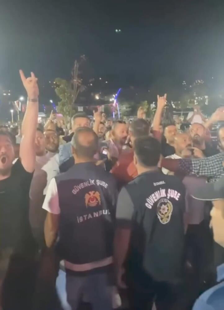 Şarkıcı Suavi'ye protesto şoku! Bozkurt işareti ile sahneye yürüdüler... Şarkıcı Suavi'ye protesto şoku! Bozkurt işareti ile sahneye yürüdüler... - 1. Resim