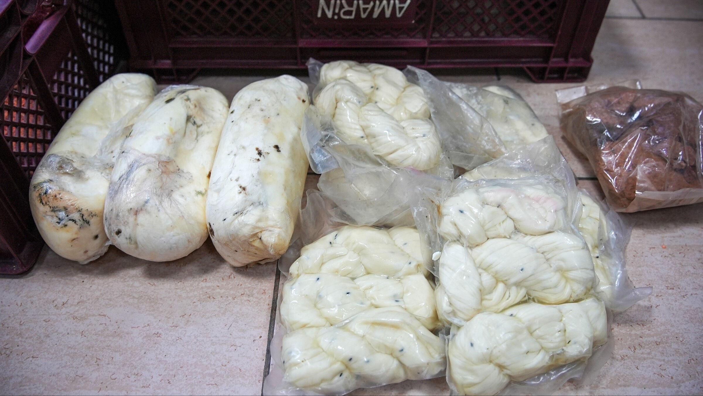 70 bin adet tarihi geçmiş ürün! Mersin'de gıda teröristlerinin kirli oyununu ekipler bozdu - 2. Resim