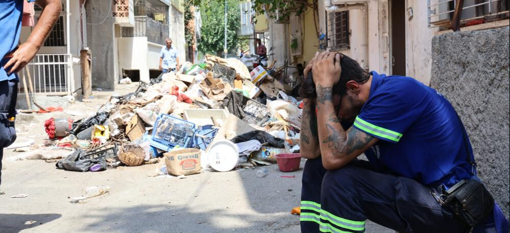Adana'daki çöp evi temizlemeye çalışan işçi fenalaşarak hastaneye kaldırıldı - 4. Resim