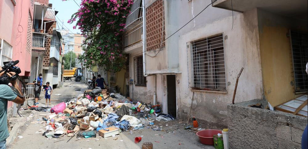 Adana'daki çöp evi temizlemeye çalışan işçi fenalaşarak hastaneye kaldırıldı - 3. Resim