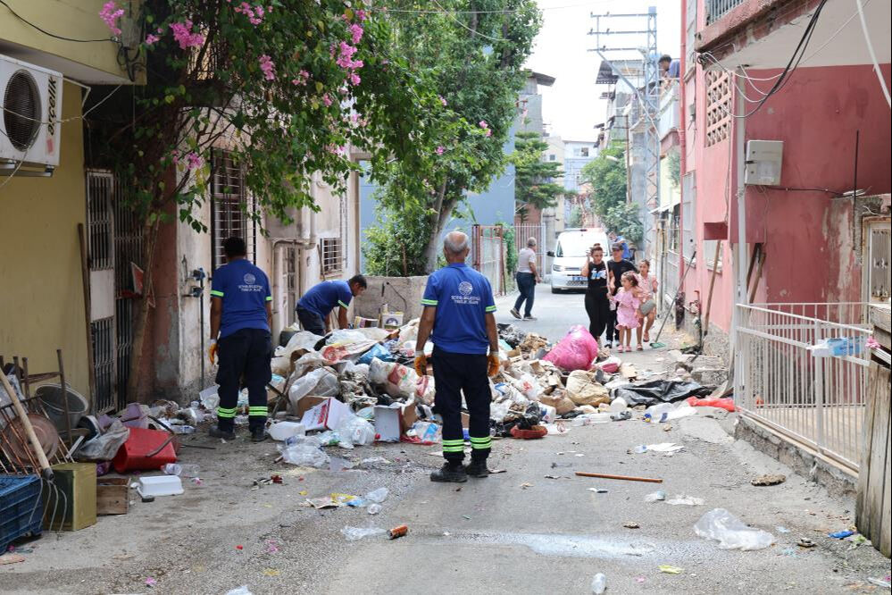Adana'daki çöp evi temizlemeye çalışan işçi fenalaşarak hastaneye kaldırıldı - 2. Resim