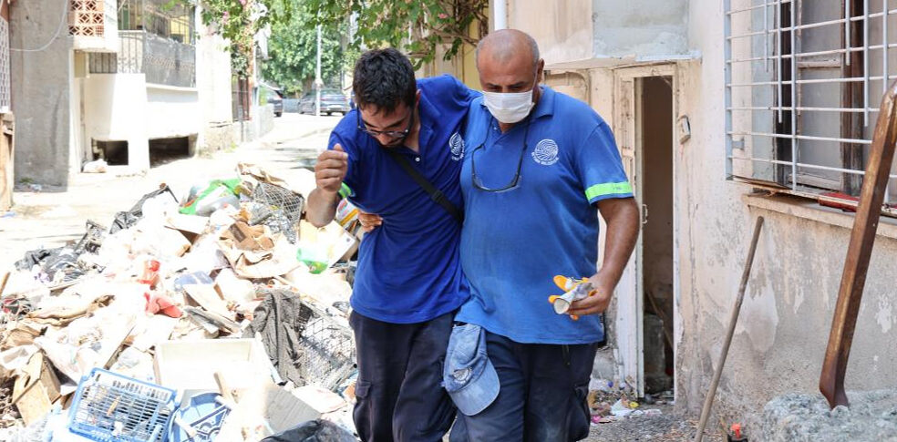Adana'daki çöp evi temizlemeye çalışan işçi fenalaşarak hastaneye kaldırıldı - 5. Resim
