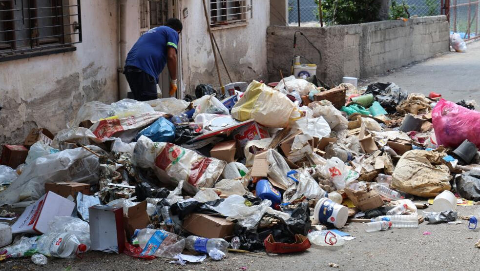 Adana'daki çöp evi temizlemeye çalışan işçi fenalaşarak hastaneye kaldırıldı - 1. Resim