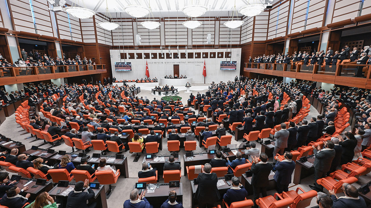 AK Parti ve CHP'ye geçen vekillerin ardından TBMM'de sandalye dağılımı değişti - 1. Resim