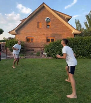 Arda Güler ve babası Ümit Güler'in kafa topu oynadığı anlar sosyal medyayı salladı - 2. Resim