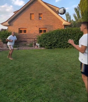 Arda Güler ve babası Ümit Güler'in kafa topu oynadığı anlar sosyal medyayı salladı - 1. Resim