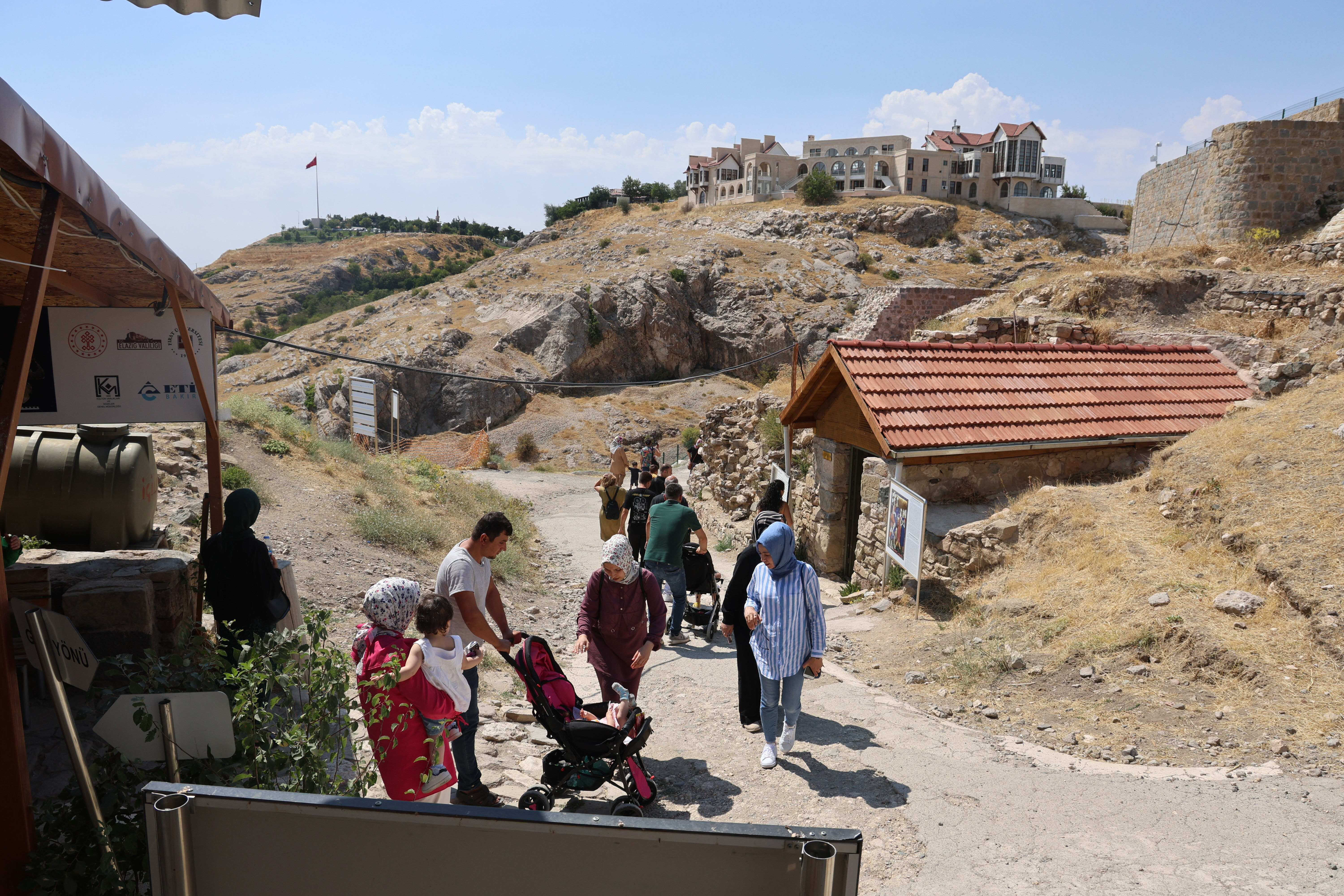Artuklu Beyi'nin Haçlıları esir tuttuğu Elazığ Harput Kalesi zindanı yoğun ilgi görüyor - 2. Resim