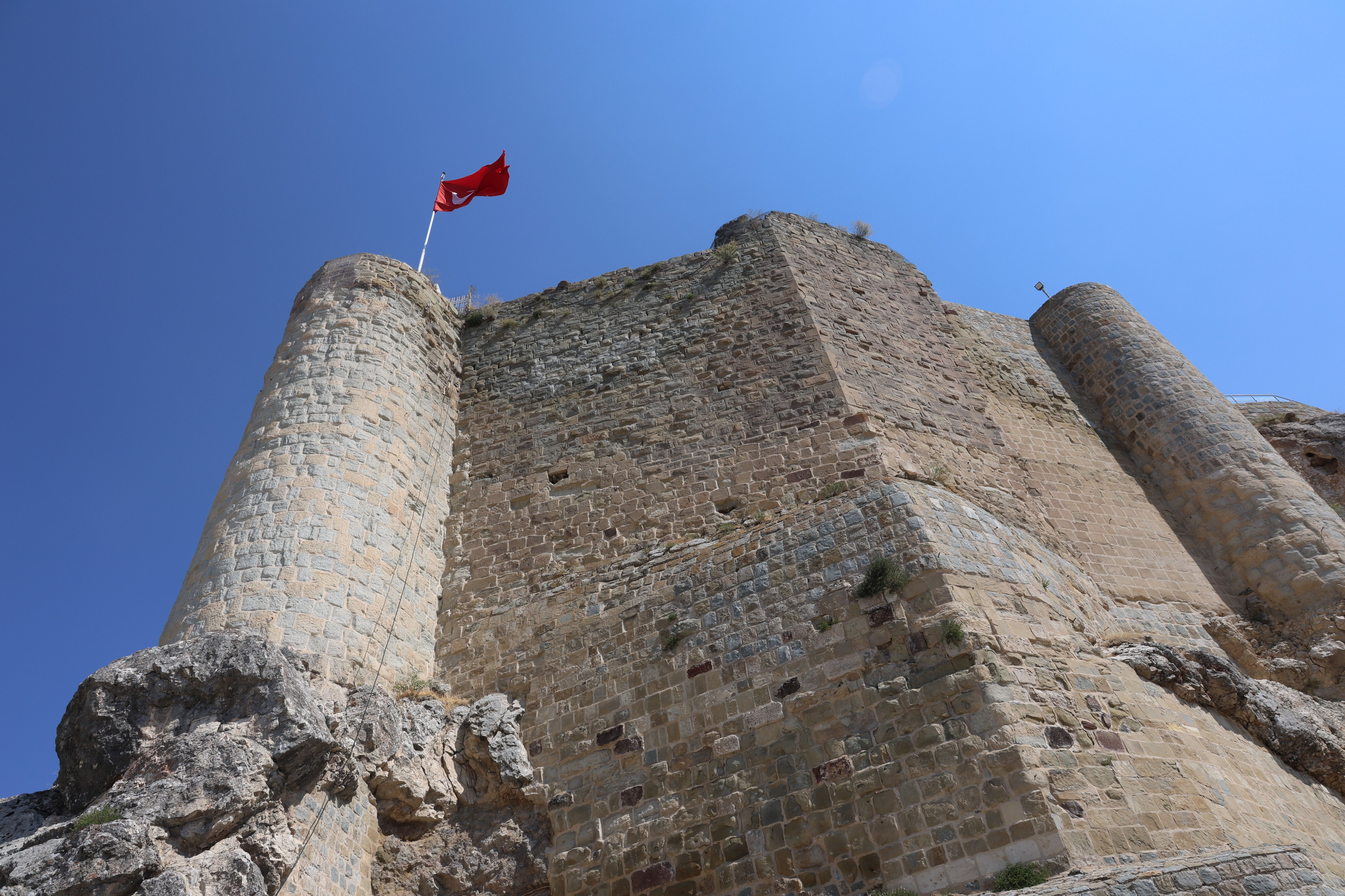 Artuklu Beyi'nin Haçlıları esir tuttuğu Elazığ Harput Kalesi zindanı yoğun ilgi görüyor - 1. Resim