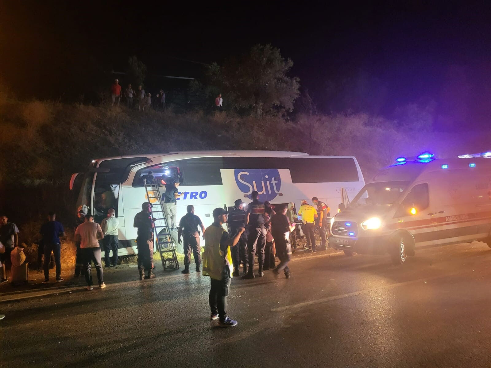 Aydın'da yolcu otobüsü kazası! Ölü ve yaralılar var - 1. Resim